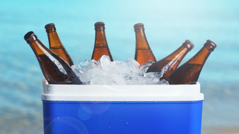Blauwe koelbox met koude drankjes voor zomerse dagen